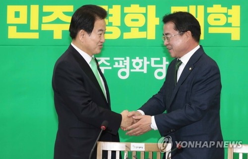 악수하는 정동영과 최경환