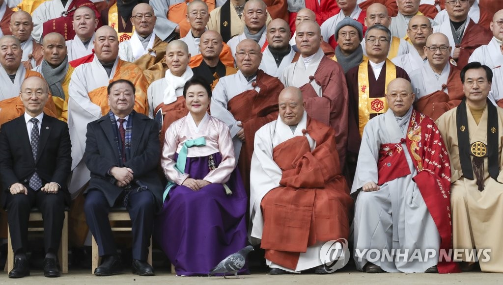 불교계 지도자들과 기념 촬영하는 김정숙 여사