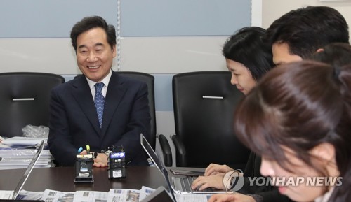 기자질문에 답하는 이낙연 전 총리