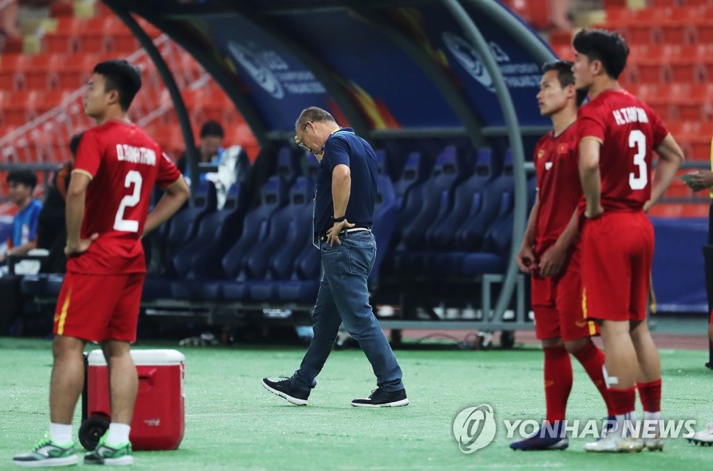 Park Hang-seo (C), South Korean-born coach for Vietnam, leaves the field after his team's 2-1 loss to North Korea in their Group D match at the Asian Football Confederation (AFC) U-23 Championship at Rajamangala Stadium in Bangkok on Jan. 16, 2020. (Yonhap)