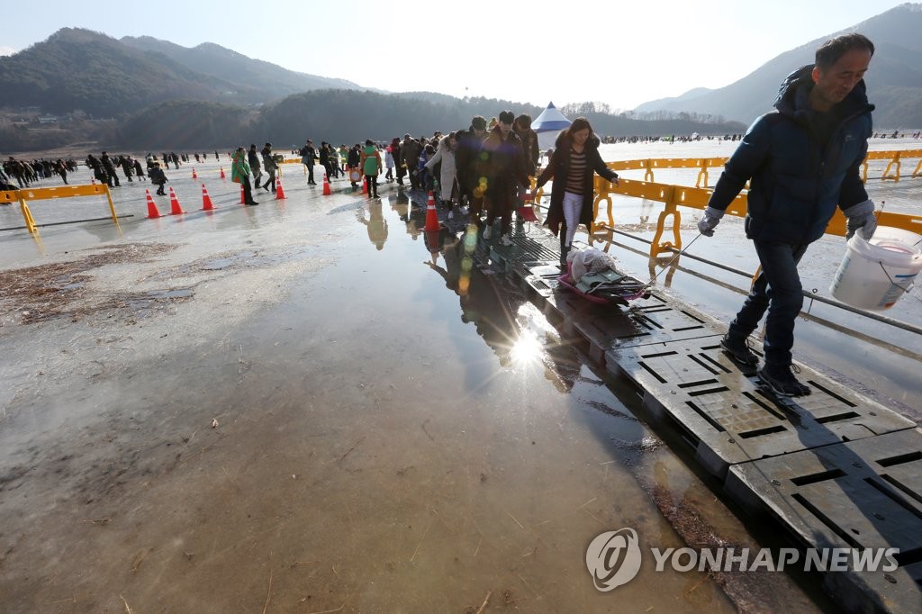 포근한 날씨에 빙어 얼음 낚시터 입장 제한