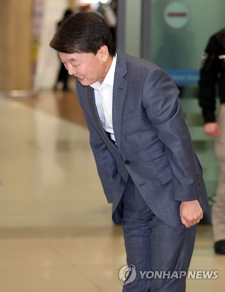 귀국 인사하는 안철수