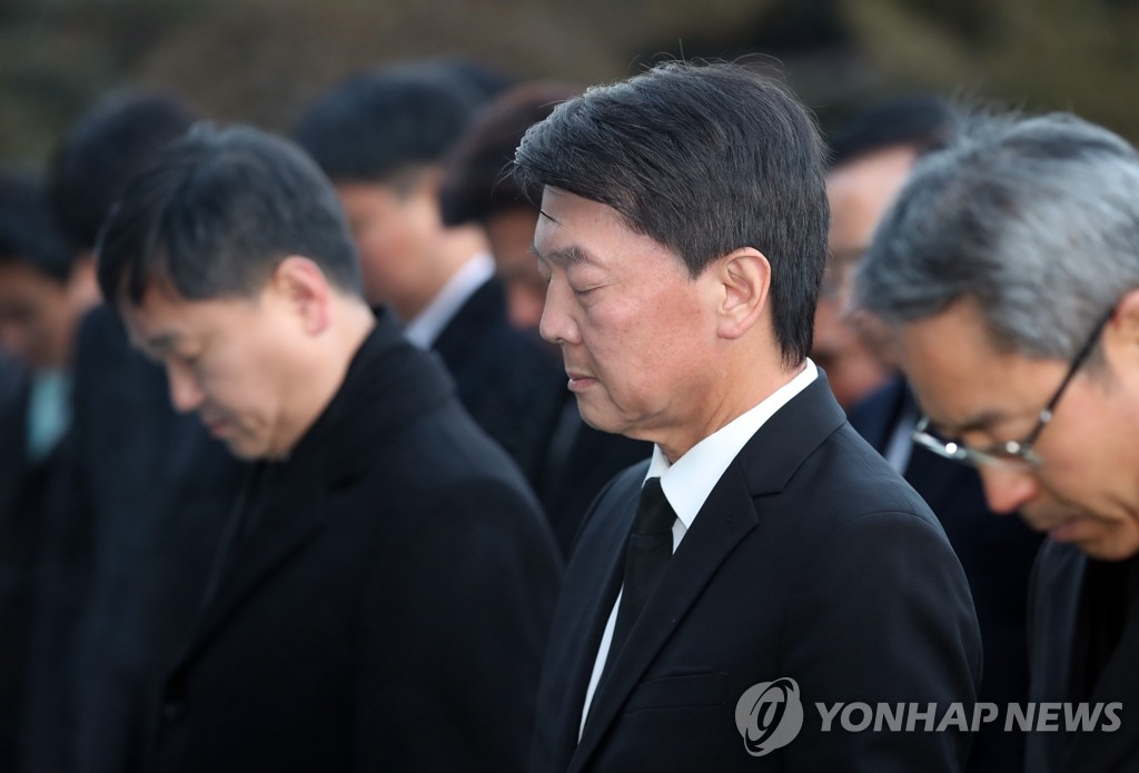 묵념하는 안철수