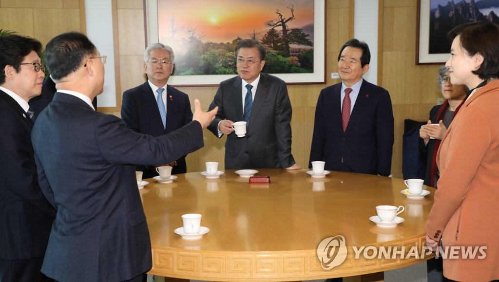 국무위원들과 대화 나누는 문 대통령