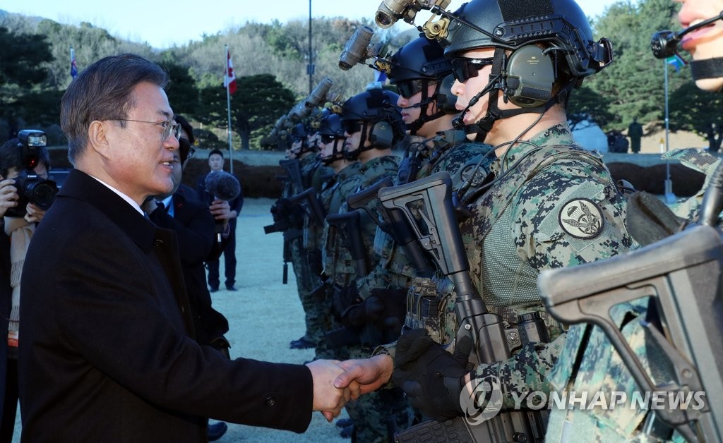 문 대통령, 장병들과 인사