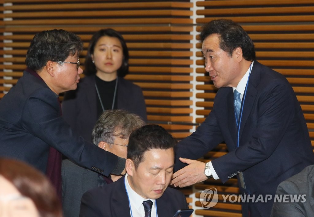 Former prime minister Lee Nak-yon (R) meets with ruling Democratic Party officials seeking to run in the April 15 general elections at Kim Koo Museum in Seoul on Jan. 22, 2020. (Yonhap)
