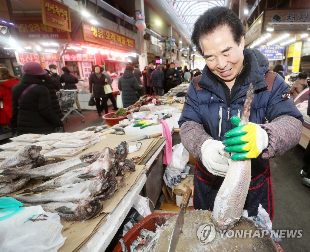 밝은 표정의 시장 상인