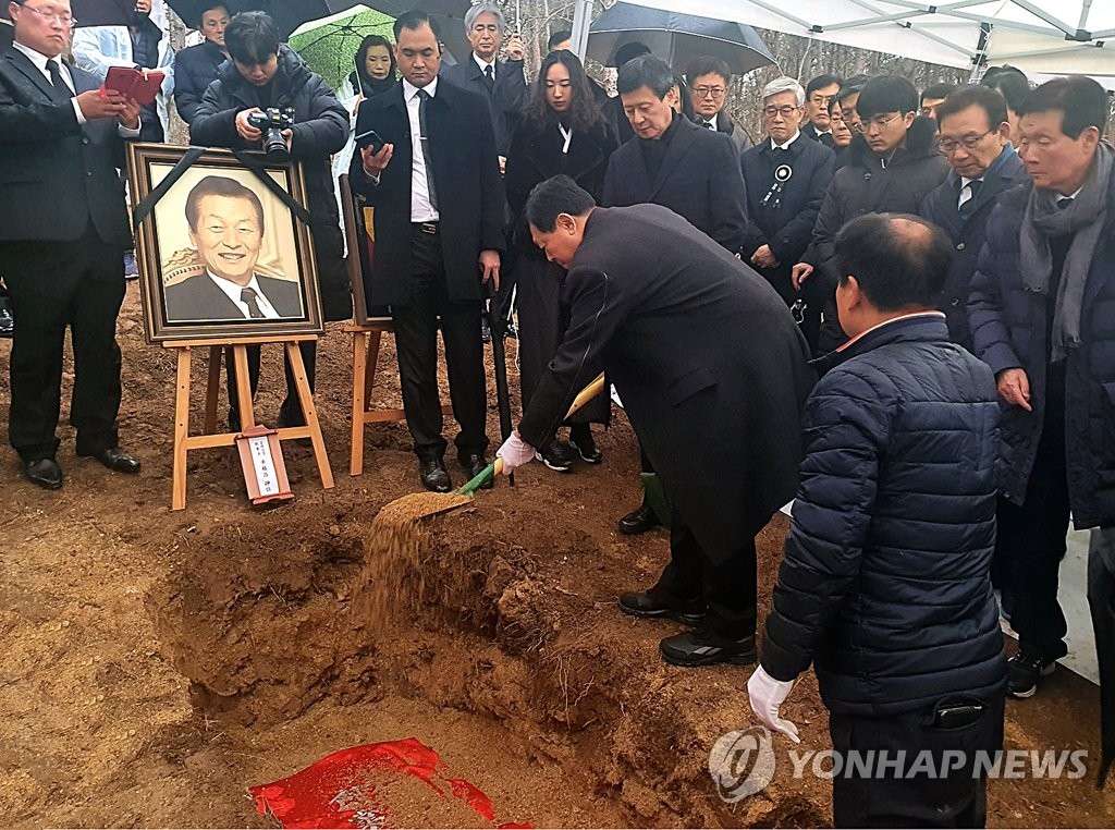 고 신격호 롯데 명예회장 하관식