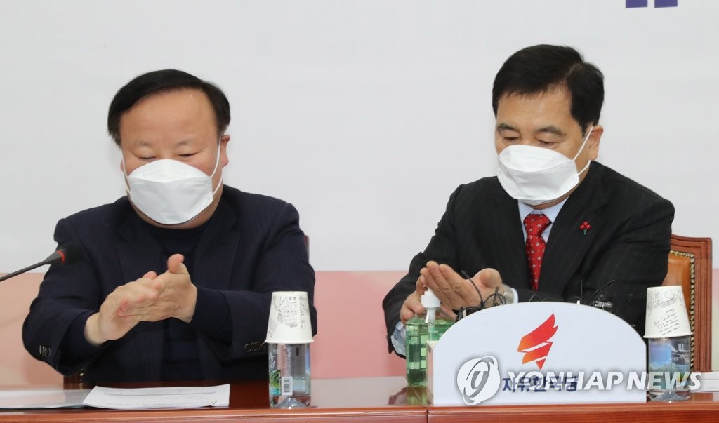 신종코로나 대책 TF 회의에서 마스크 쓰고 손 닦는 한국당