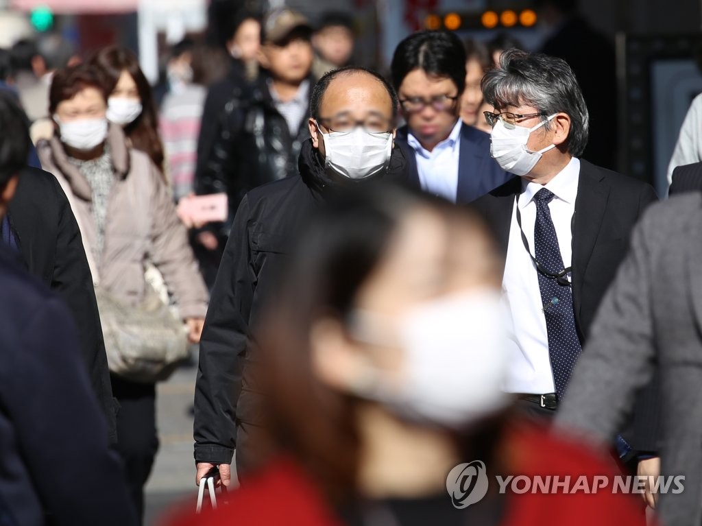 신종 코로나바이러스 감염증이 확산하는 가운데 2020년 1월 30일 오후 일본 도쿄도(東京都) 미나토(港)구 신바시(新橋)역 인근에서 행인들이 마스크를 착용하고 이동하고 있다. [연합뉴스 자료사진]