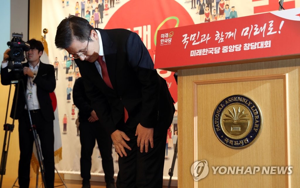 인사하는 황교안 대표