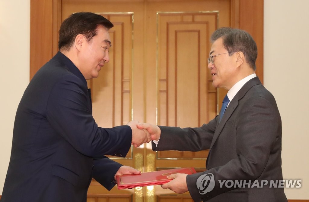 President Moon Jae-in (R) shakes hands with the newly appointed Chinese Ambassador to South Korea Xing Haiming, taking his credentials at Cheong Wa Dae on Feb. 7, 2020. (Yonhap)