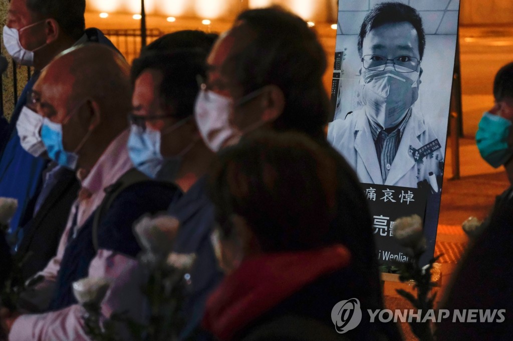 의사 리원량 사망 애도하는 홍콩 시민들