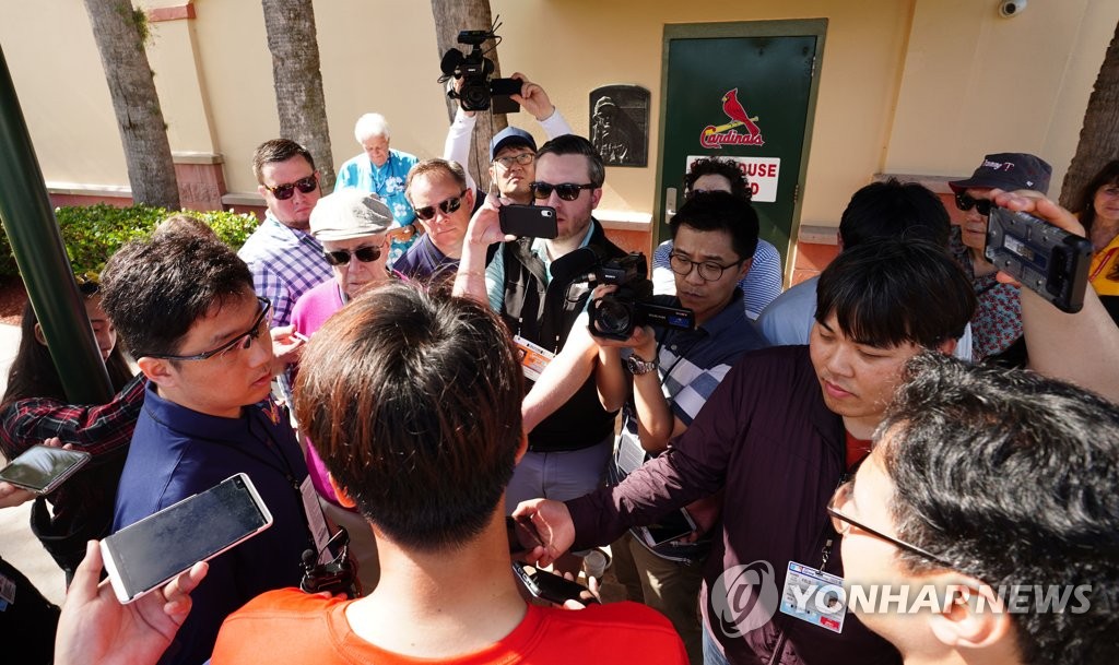 Kim Kwang-hyun of the St. Louis Cardinals (C) speaks with reporters during the club's spring training camp at Roger Dean Chevrolet Stadium in Jupiter, Florida, on Feb. 11, 2020. (Yonhap)