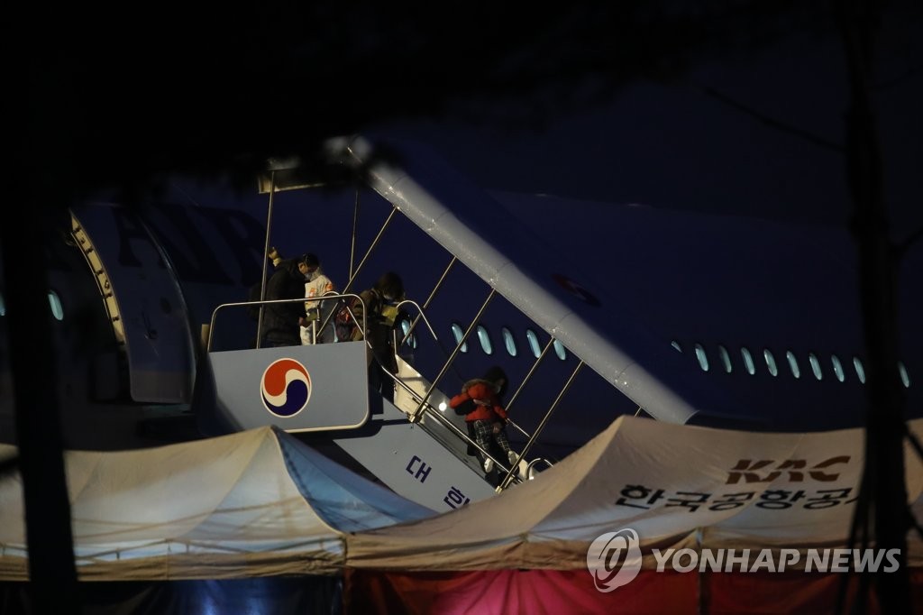 우한 교민들 전세기타고 김포공항 도착