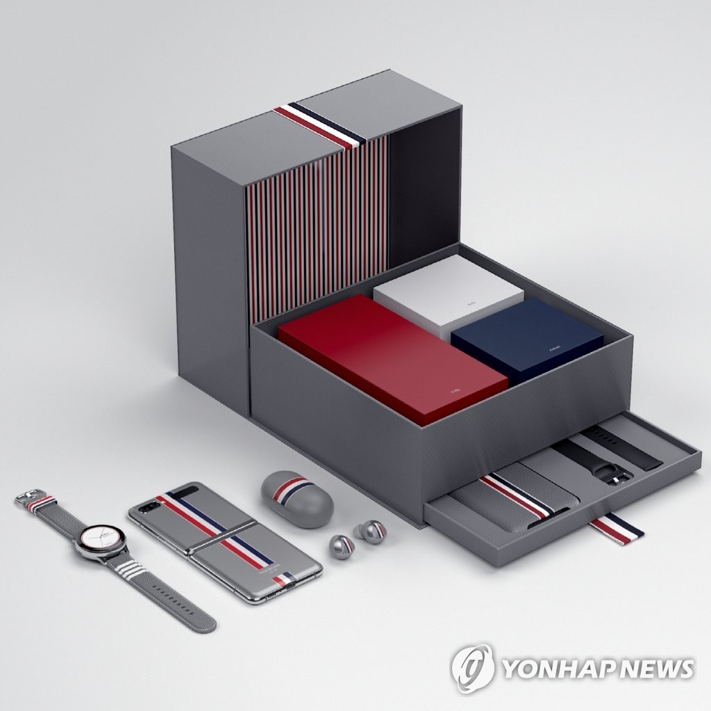 Colaboración de Galaxy Z Flip y Thom Browne Colaboración de Galaxy Z Flip y Thom Browne