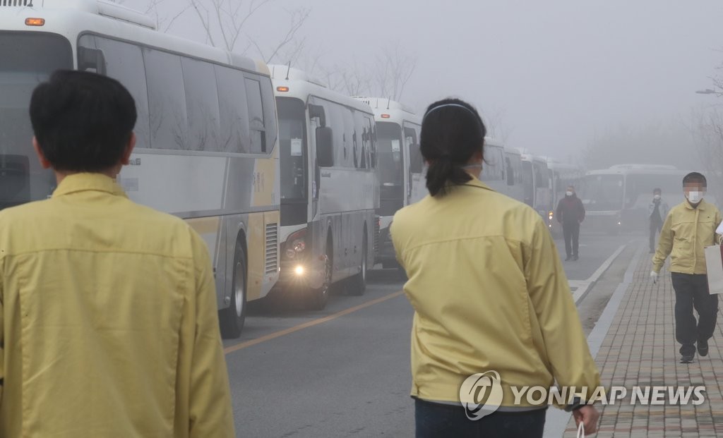 우한 교민들 태우기 위해 대기하는 버스