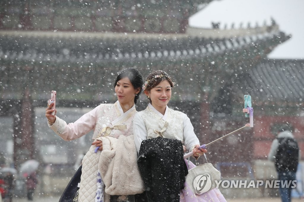 粉雪バックに自撮り 粉雪バックに自撮り