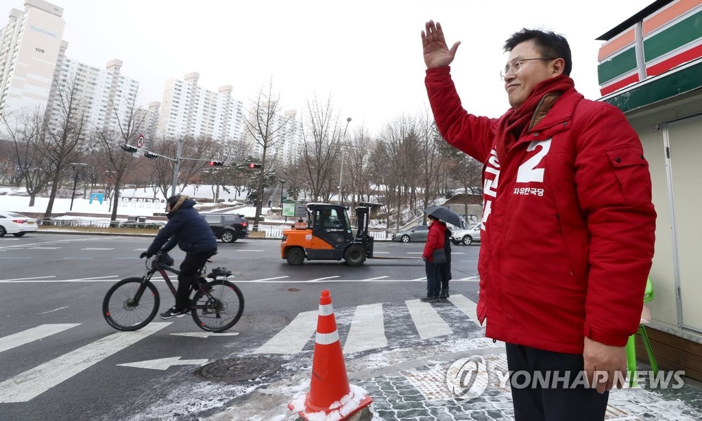 월요일 아침 시민들과 인사하는 황교안 대표