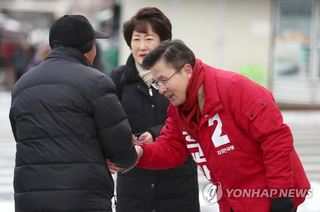 시민과 인사하는 황교안 대표
