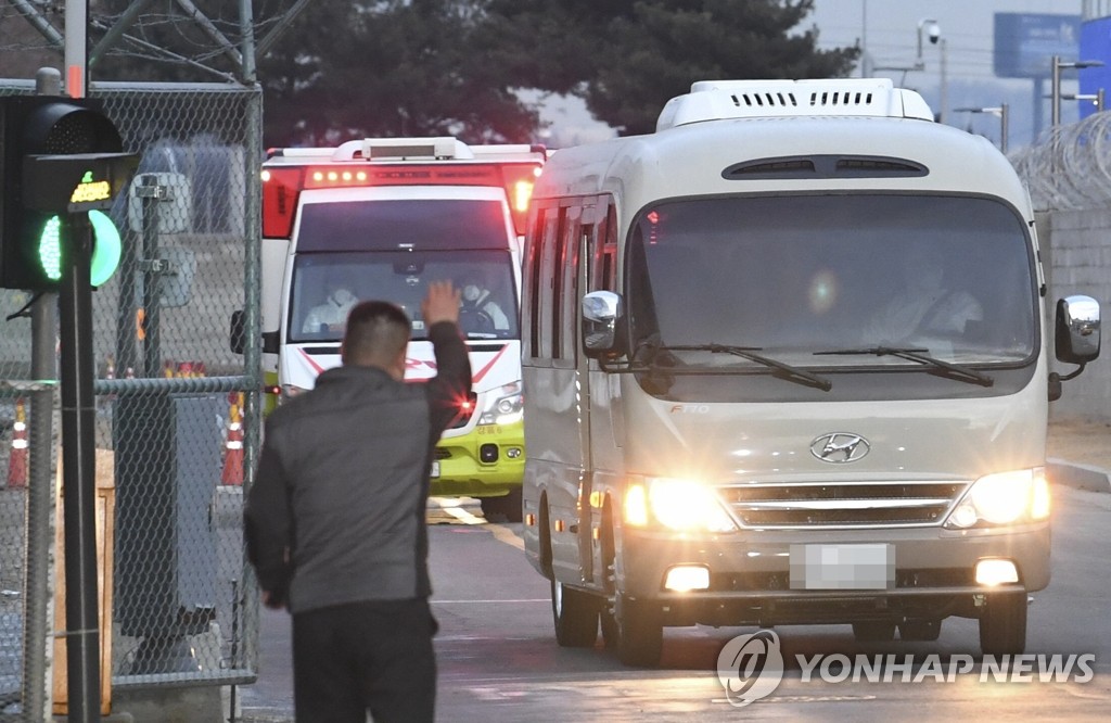 クルーズ船乗客 仁川の施設へ クルーズ船乗客 仁川の施設へ