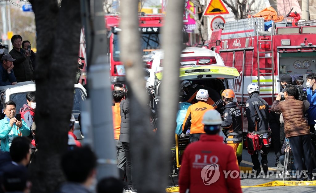이송되는 부산 주택 매몰자