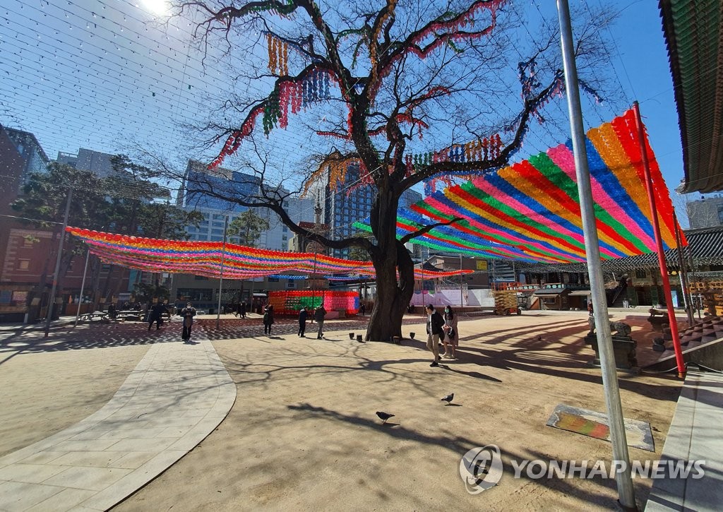 코로나19 여파로 썰렁한 조계사 경내