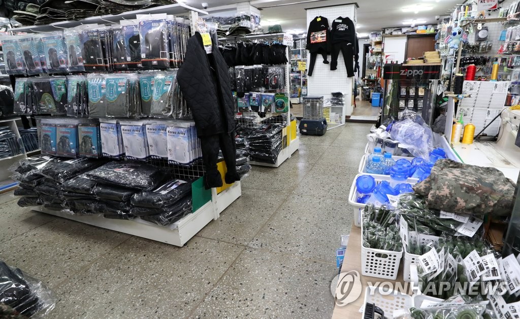 외출·외박 통제에 텅 빈 군인용품점