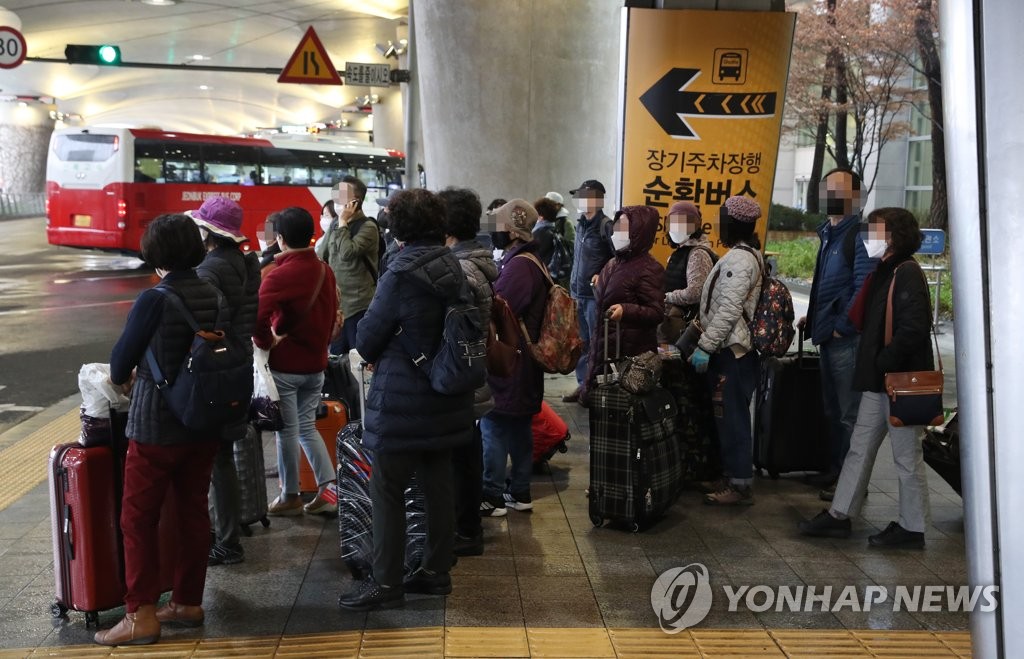 버스 승차장 향하는 '이스라엘 여행' 한국인 관광객