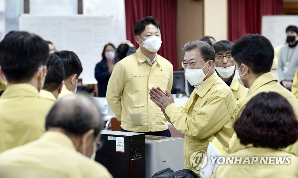 범정부지원단원 격려하는 문 대통령