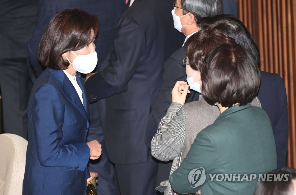대화하는 나경원과 최연혜