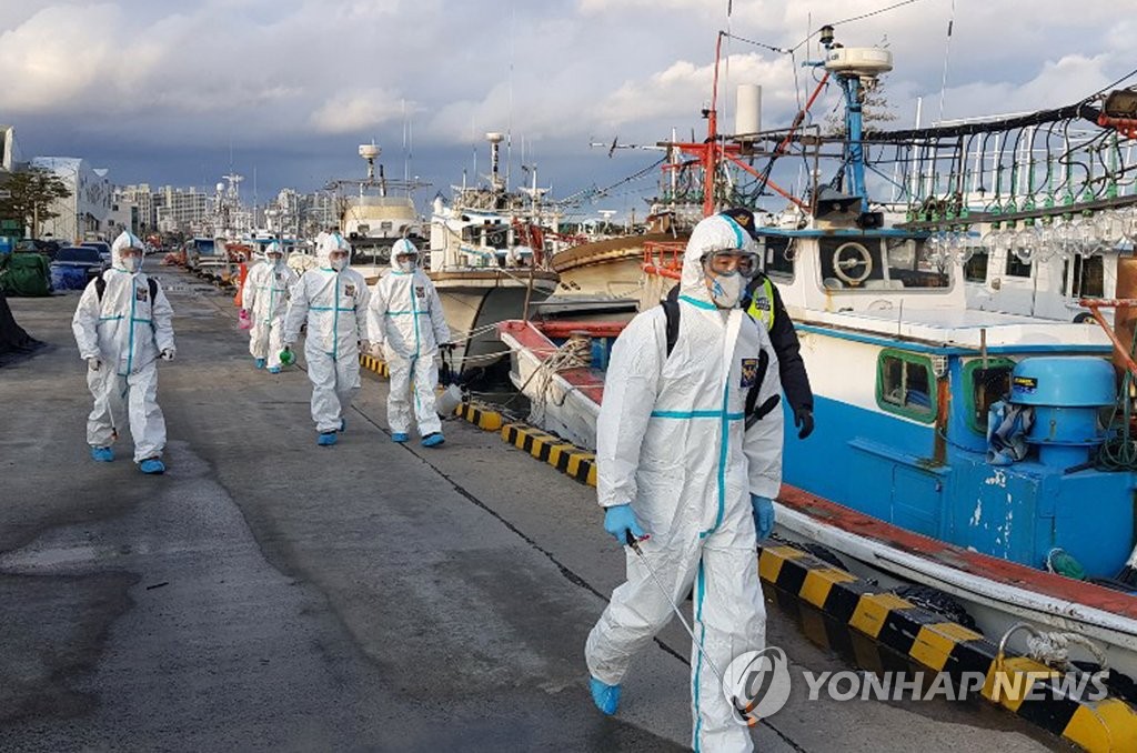 La Guardia Costera desinfecta los barcos pesqueros La Guardia Costera desinfecta los barcos pesqueros