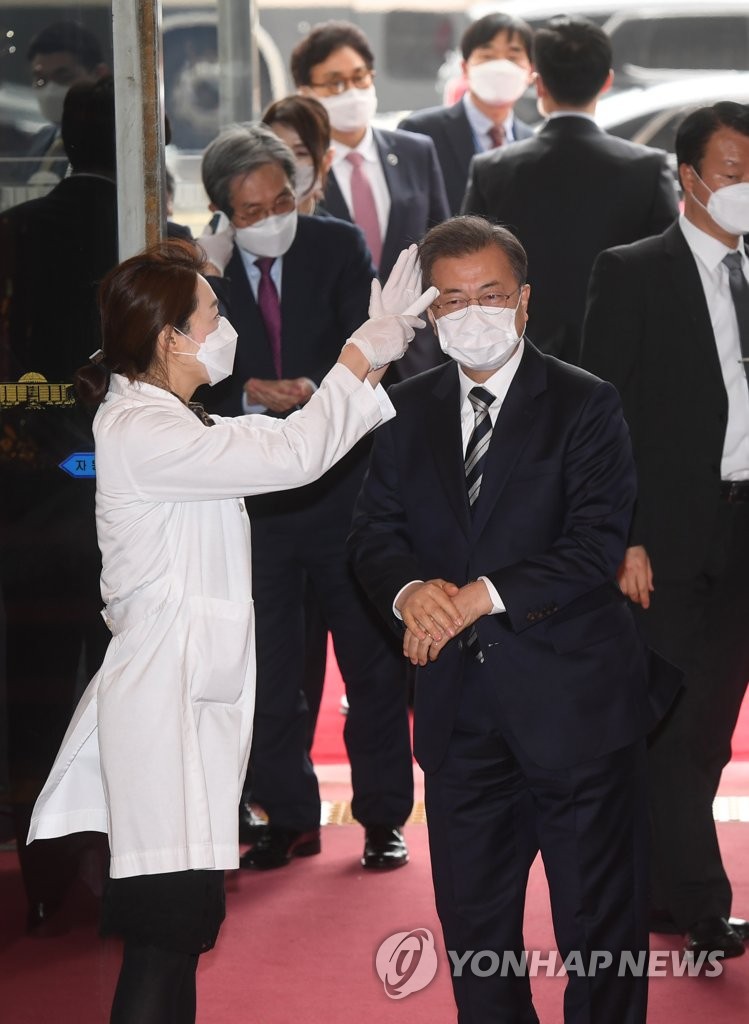 Moon visits Nat'l Assembly Moon visits Nat'l Assembly
