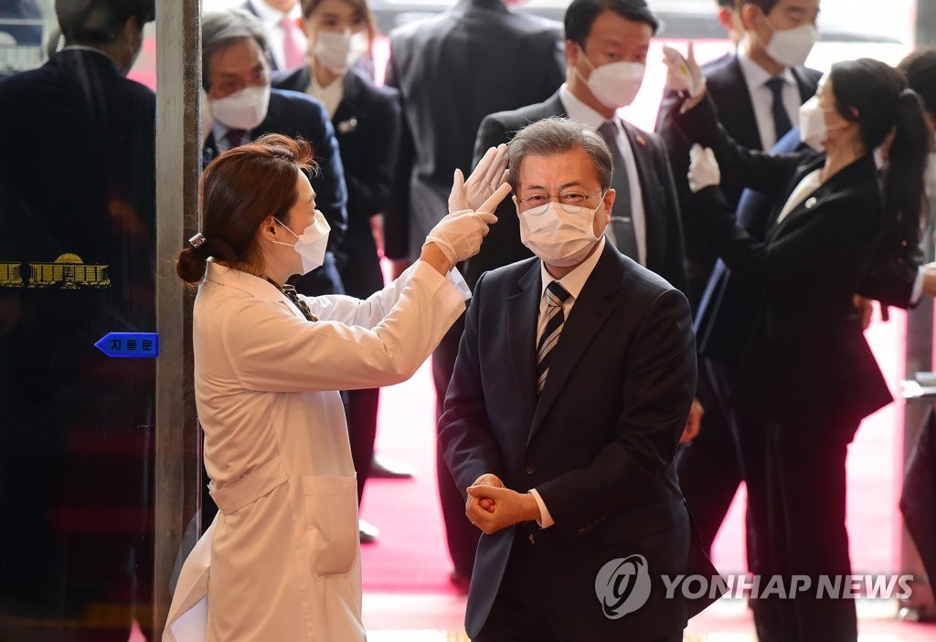 체온 측정 받는 문재인 대통령