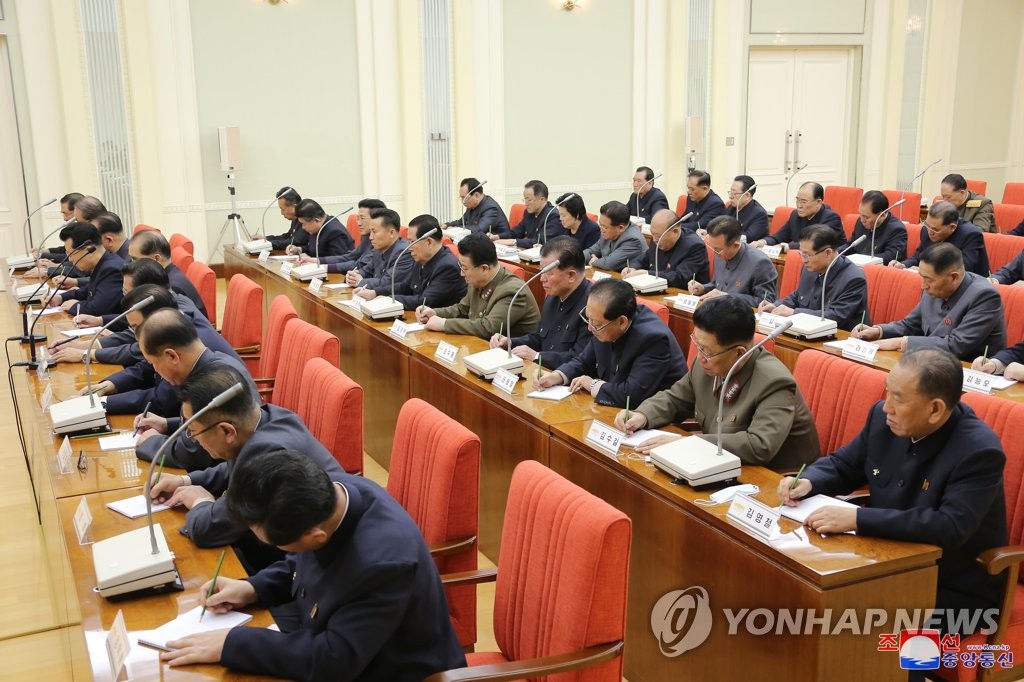 마스크 착용자는 찾아볼 수 없는 북한 당 정치국 확대회의 