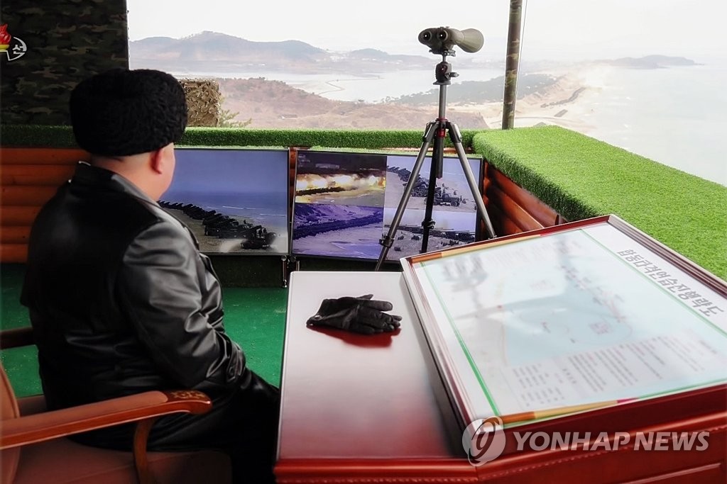 군 합동타격훈련 상황을 모니터로 지켜보는 김정은