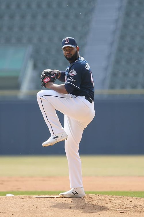 This photo provided by the Doosan Bears shows the team's right-hander Raul Alcantara in an intrasquad game at Jamsil Stadium in Seoul on March 21, 2020. (PHOTO NOT FOR SALE) (Yonhap)