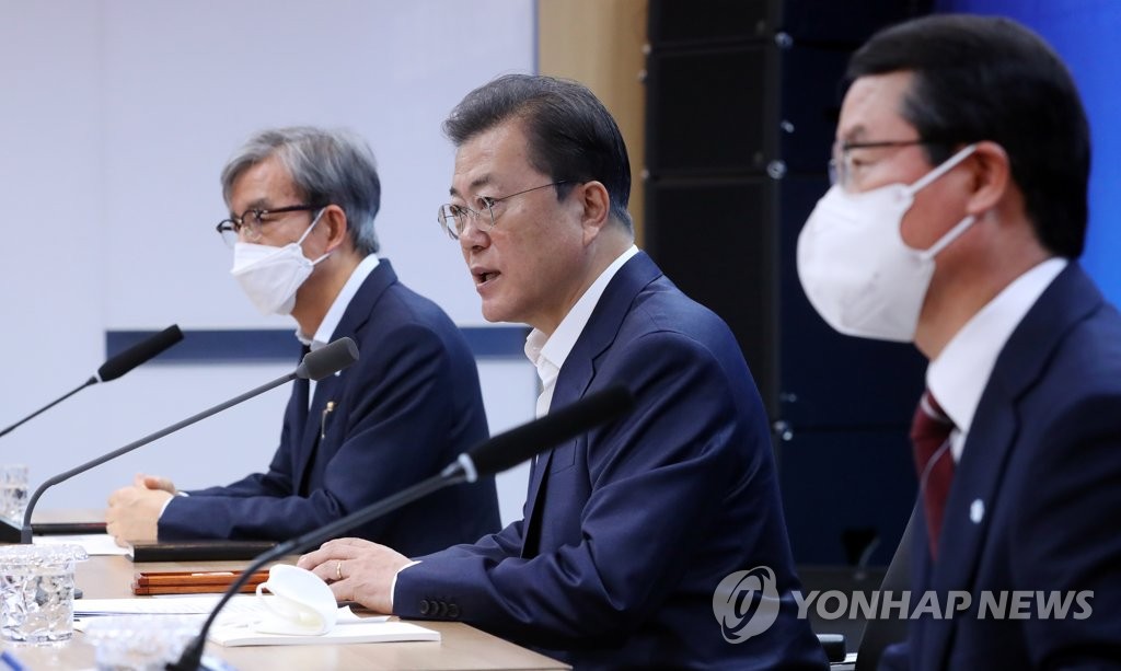 문 대통령, 코로나19 진단시약 업체와 간담회
