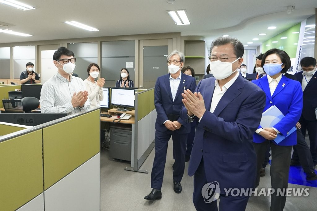 문 대통령, 코로나19 진단시약 업체 방문