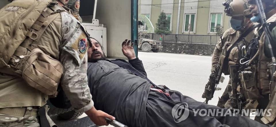 아프간 시크교 사원 테러 부상자 옮기는 보안군