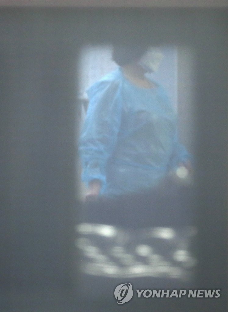 제이미주병원 52명 무더기 확진…분주한 의료진
