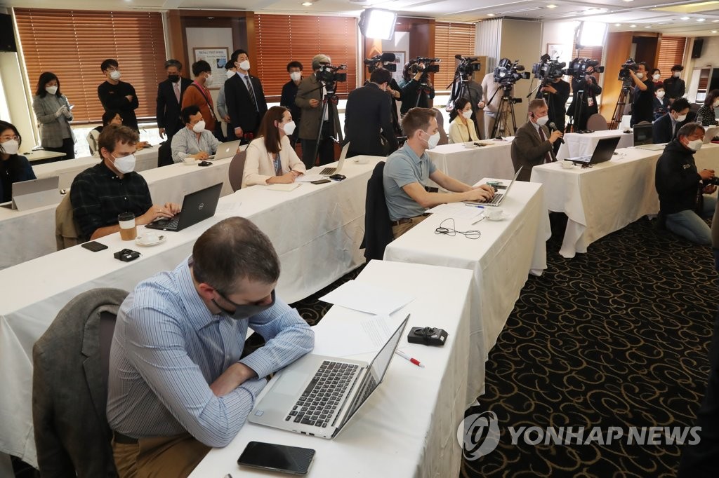 PM meets foreign reporters PM meets foreign reporters