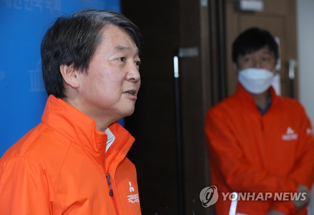 취재진 질문에 답하는 안철수