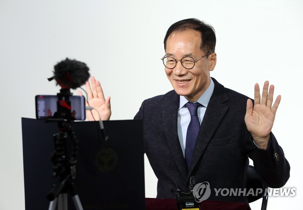 원격수업 시작 알리며 인사하는 교장선생님