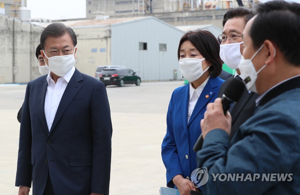공장 현황 듣는 문 대통령