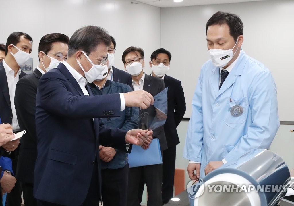 불화폴리이미드필름 보는 문 대통령