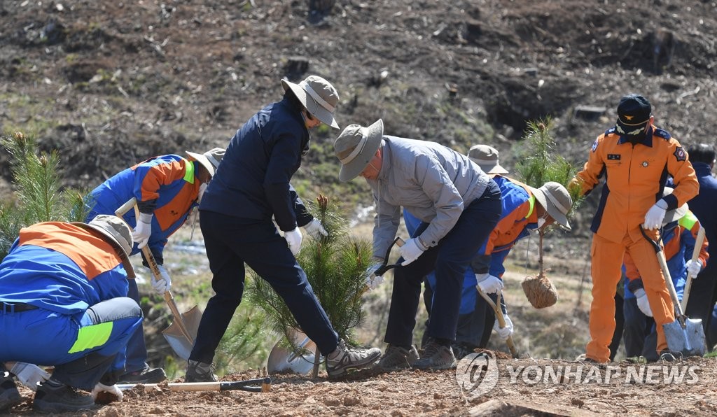 산불피해 지역 식수 나선 문 대통령 내외