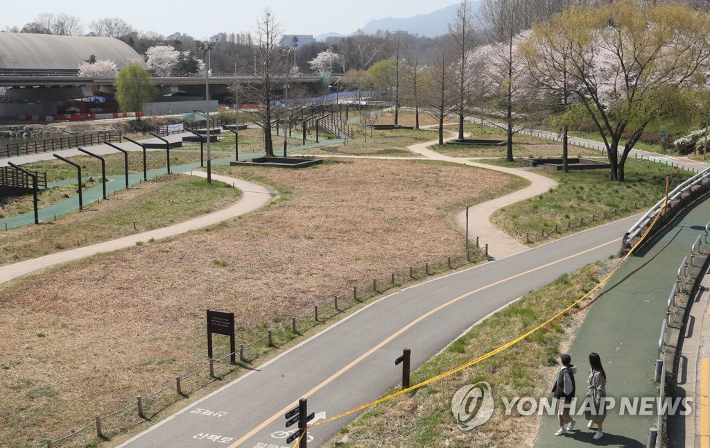 상춘객 없는 양재천 산책로, 주말 동안 전면 통제