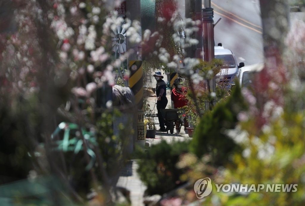 식목일에도 한산한 농원