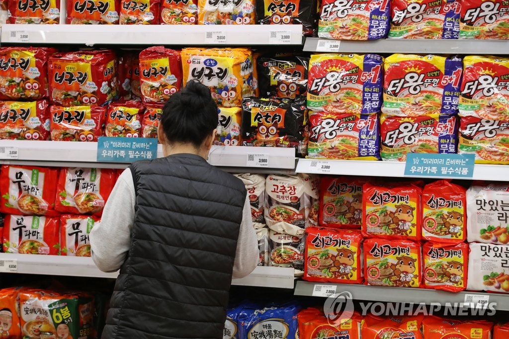 ソウル市内の大型スーパーに並ぶ即席麺（資料写真）＝（聯合ニュース）